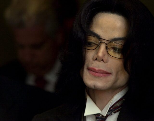 Μάικλ Τζάκσον: Ο σκηνοθέτης του «Leaving Neverland» αποδοκιμάζει την επερχόμενη βιογραφική ταινία για τον τραγουδιστή