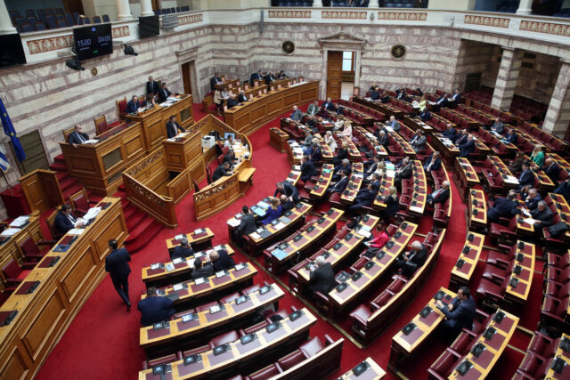Πρόταση δυσπιστίας: Συνεχίζεται η συζήτηση στην Ολομέλεια της Βουλής