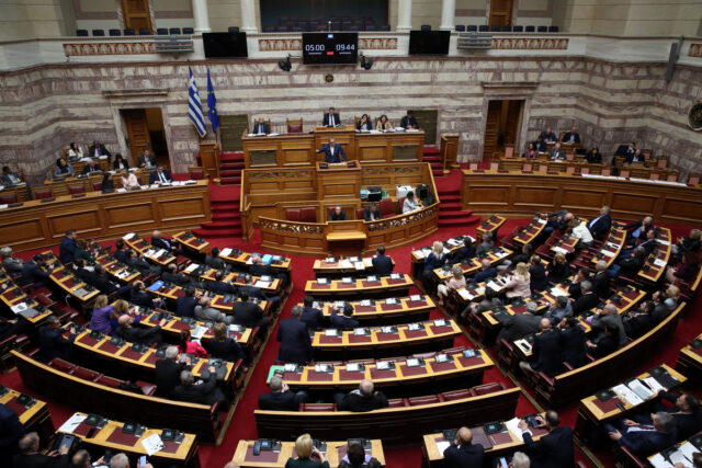 Πρόταση δυσπιστίας: Κορυφώνεται στη Βουλή η πολιτική αντιπαράθεση για τα Τέμπη