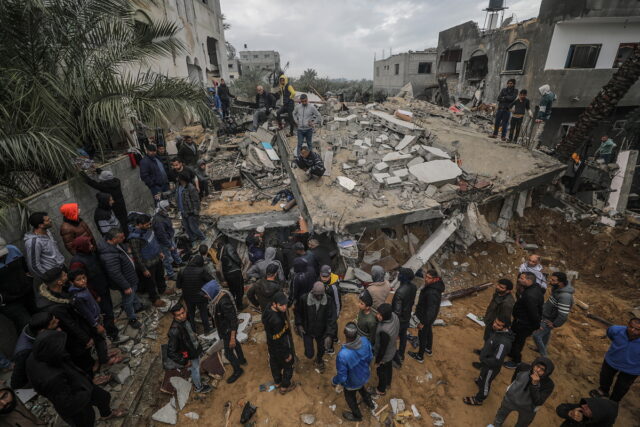Γάζα: Σφοδροί ισραηλινοί βομβαρδισμοί στον νότο – Περικυκλωμένο το νοσοκομείο Νάσερ
