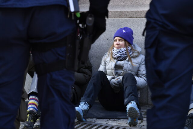 Σουηδία: «Σηκωτή» απομάκρυνε η αστυνομία την Γκρέτα Τούνμπεργκ από την είσοδο του κοινοβουλίου