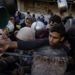 Γάζα: Το Ισραήλ σκότωσε τουλάχιστον έξι Παλαιστίνιους που περίμεναν φορτηγά με ανθρωπιστική βοήθεια