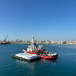 Το πρώτο πλοίο με ανθρωπιστική βοήθεια καταφθάνει τη Λωρίδα της Γάζας