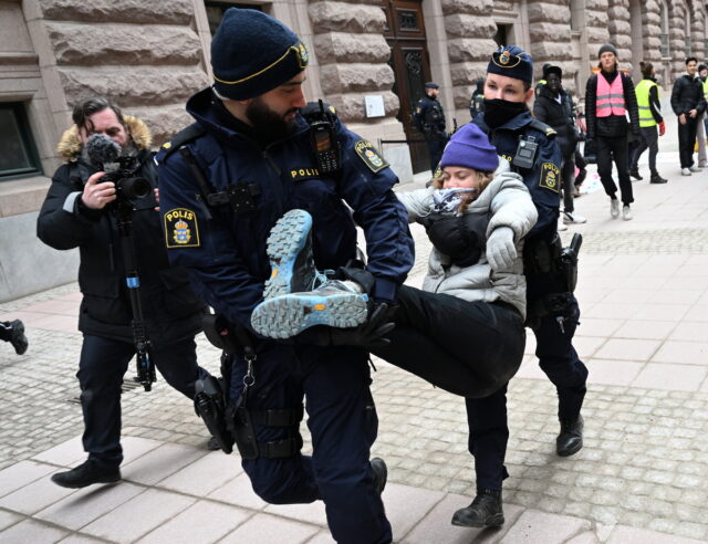 Σουηδία: Η αστυνομία απομάκρυνε πάλι «σηκωτή» την Γκρέτα Τούνμπεργκ