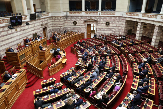 Βουλή: Χωρίς τις διατάξεις για την εκτός σχεδίου δόμηση το νομοσχέδιο του ΥΠΕΝ