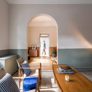 Λιτές προσόψεις και art deco στοιχεία, σε μία αστική μονοκατοικία του 1938 στα Χανιά