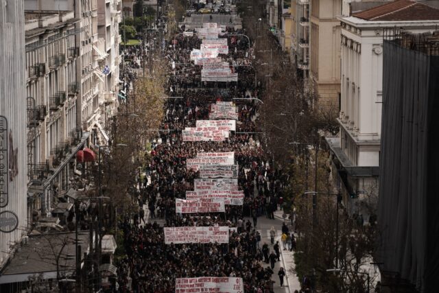 Σε εξέλιξη το πανελλαδικό πανεκπαιδευτικό συλλαλητήριο στο κέντρο της Αθήνας