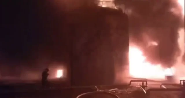 Ρωσία: Στις φλόγες διυλιστήριο ύστερα από επίθεση ουκρανικών drones