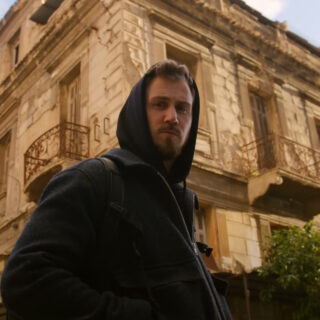 Ο Thomas Brag ήρθε στην Ελλάδα για να ανακαλύψει αν είναι η πιο καταθλιπτική χώρα στην Ευρώπη