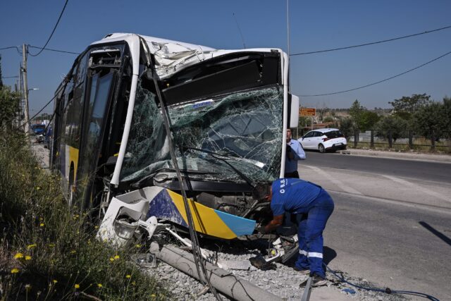 Λιόσια: Λεωφορείο του ΟΑΣΑ έπεσε σε κολώνα – Πέντε τραυματίες