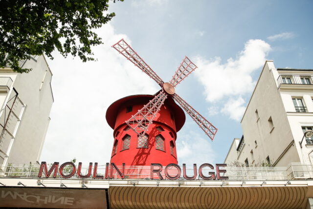 Παρίσι: Έπεσαν οι λεπίδες του εμβληματικού ανεμόμυλου του Moulin Rouge [ΒΙΝΤΕΟ]