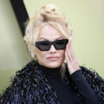 Η Πάμελα Άντερσον «συναντά» τον Λίαμ Νίσον για το ριμέικ του «Naked Gun»