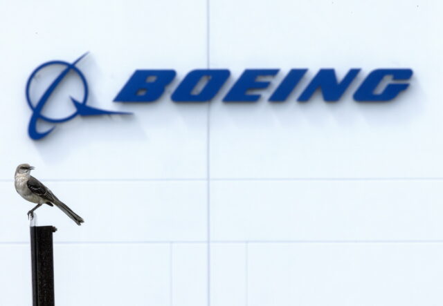 Νέο επεισόδιο με αεροσκάφος της Boeing – Αποκολλήθηκε το κάλυμμα του κινητήρα σε πτήση [ΒΙΝΤΕΟ]