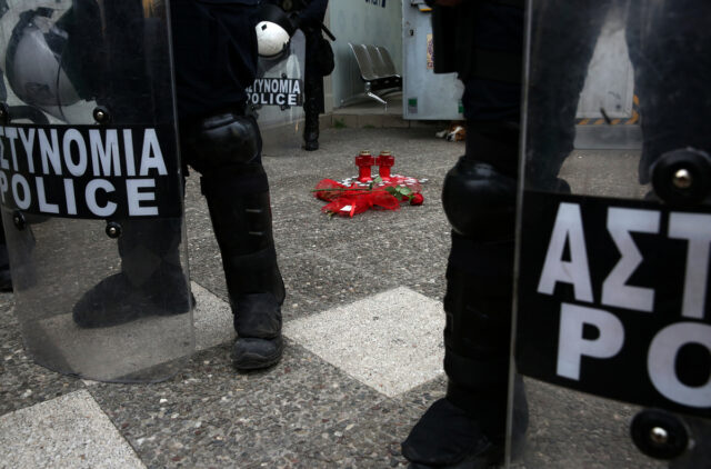 Άγιοι Ανάργυροι: Συγκέντρωση διαμαρτυρίας έξω από το Aστυνομικό Tμήμα για τη γυναικοκτονία