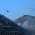 Μαίνεται η πυρκαγιά στο Λασίθι: Τέσσερις τραυματίες [ΒΙΝΤΕΟ]