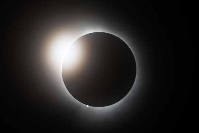 Καθηλωτικές εικόνες από την ολική έκλειψη Ηλίου στη Βόρεια Αμερική [ΒΙΝΤΕΟ]