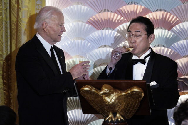 Συνάντηση Μπάιντεν με τον Ιάπωνα πρωθυπουργό στον Λευκό Οίκο