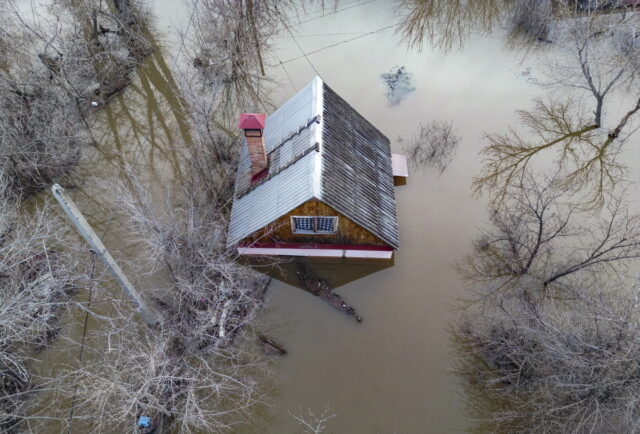 Πλημμύρες στη Ρωσία: Οι αρχές καλούν τους κατοίκους να εγκαταλείψουν τα σπίτια τους
