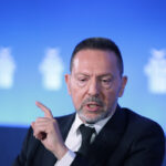 Φόρουμ Δελφών: «Καμπανάκι» Στουρνάρα για την έγκαιρη μείωση των επιτοκίων