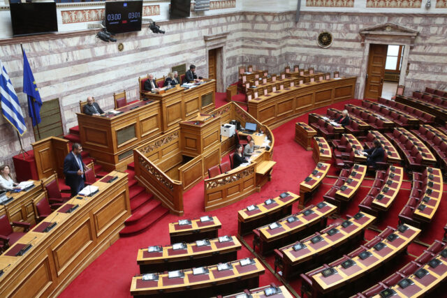 Βουλή: Επίκαιρη επερώτηση ΣΥΡΙΖΑ για την απορρύθμιση της εργασίας από τη ΝΔ