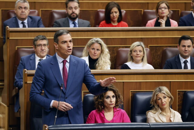 Ισπανία: O Σάντσεθ αναστέλλει τα δημόσια καθήκοντά του λόγω έρευνας σε βάρος της συζύγου του