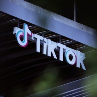 Bloomberg: Ο Ίλον Μασκ συζητά την εξαγορά του TikTok