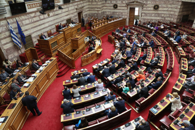 Βουλή: «Προ ημερησίας» αντιπαράθεση των αρχηγών για την ακρίβεια
