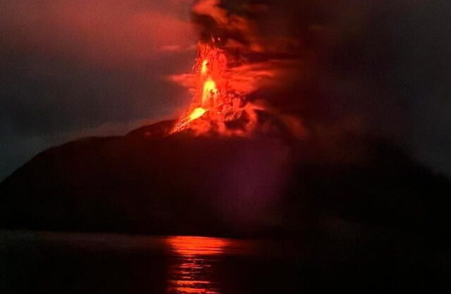 «Βρυχάται» ξανά το ηφαίστειο Ρουάνγκ στην Ινδονησία [ΒΙΝΤΕΟ]
