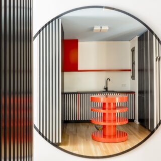 Ζωντανά χρώματα και τολμηρές γεωμετρίες, σε ένα διαμέρισμα της οδού Βουκουρεστίου