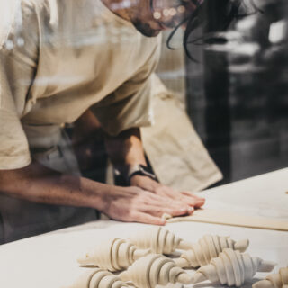Από ένα νεοκλασικό στη Μητροπόλεως, το Ergon Bakehouse Athens, αναδύεται μυρωδιά από ζυμάρι