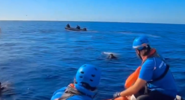 Λιβύη: Πυρά σε σκάφος με τον Έλληνα διασώστη Ιάσονα Αποστολόπουλο [ΒΙΝΤΕΟ]