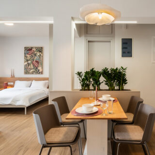 Ζεστή ατμόσφαιρα και open plan σχεδιασμός, σε ένα δυάρι στην καρδιά της Αθήνας