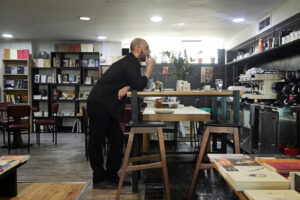 Το Closer Books στην πλατεία Εξαρχείων είναι ήδη χώρος ζυμώσεων και δημιουργικότητας