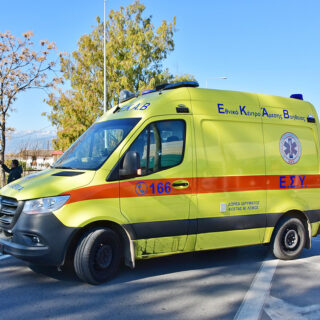 Καλαμάτα: Τροχαίο δυστύχημα με μία νεκρή – ΙΧ “καρφώθηκε” κάτω από φορτηγό