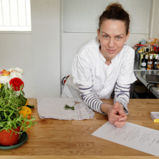 Στο Goldie της Χρύσας Γερακοπούλου για comfort food, μπίρα και συμπάθεια