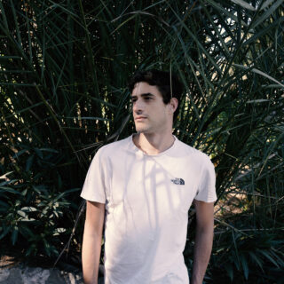 O Κώστας Λέκκας σκηνοθετεί ένα θεατρικό για τη γενιά υπό κηδεμονία