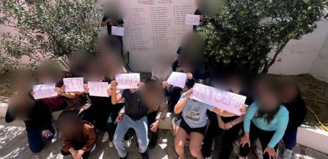 Καταγγελία – 15ο Λύκειο Αθηνών: Αποβλήθηκαν μαθητές επειδή ήθελαν να τραγουδήσουν για τα Τέμπη