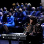 Ο Stevie Wonder πιστεύει ότι η κόντρα Drake-Kendrick Lamar είναι «περισπασμός» από τους πραγματικούς πολέμους