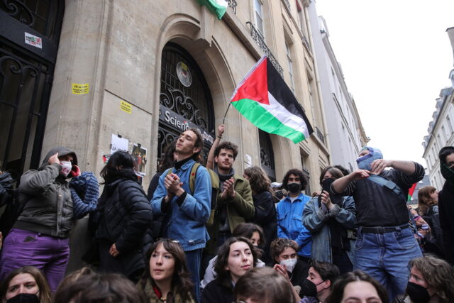 Παρίσι – Κινητοποιήσεις υπέρ της Γάζας: Εισβολή της αστυνομίας στην κατειλημμένη σχολή Πολιτικών Σπουδών