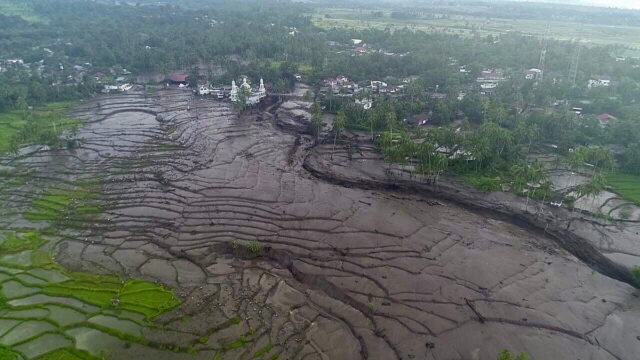 Πλημμύρες και κατολισθήσεις στην Ινδονησία: Τουλάχιστον 41 νεκροί