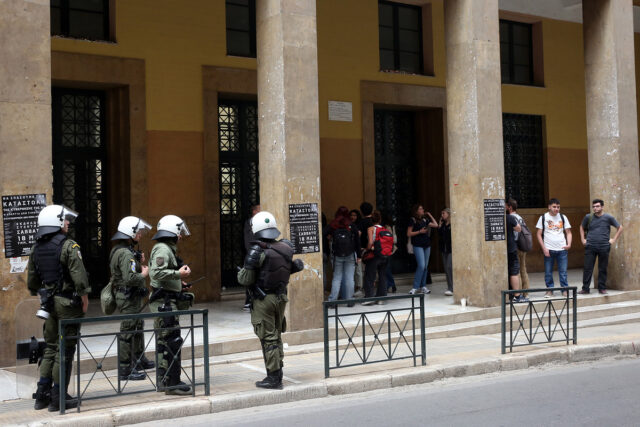 Ολοκληρώθηκε η επιχείρηση εκκένωσης της Νομικής Αθηνών – 27 προσαγωγές