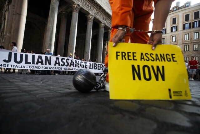 Αποφασίζει σήμερα το βρετανικό δικαστήριο αν θα εκδοθεί ή όχι ο Τζούλιαν Ασάνζ στις ΗΠΑ