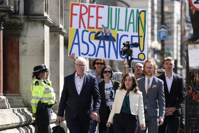 Βρετανία: Το Ανώτατο Δικαστήριο επέτρεψε στον Τζούλιαν Ασάνζ να ασκήσει έφεση κατά της έκδοσής του στις ΗΠΑ