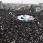 Ιράν: Εκατομμύρια άνθρωποι στη νεκρική πομπή του Εμπραχίμ Ραϊσί στην Τεχεράνη