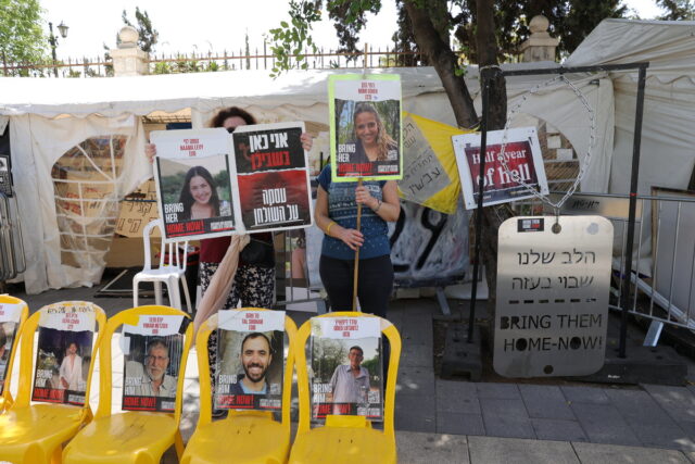 Ισραήλ: «Πράσινο φως» για επανάληψη των διαπραγματεύσεων για τους ομήρους – Εμποδίζεται η παράδοση βοήθειας στη Ράφα