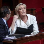 Η Λεπέν κατηγορεί τον Μακρόν ότι θέλει να βάλει τη Γαλλία σε πόλεμο με τη Ρωσία