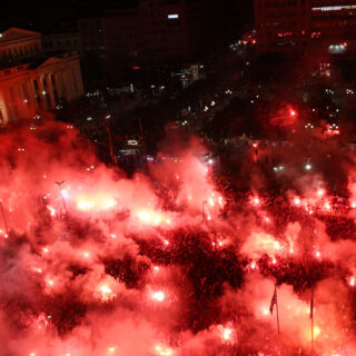 Ολυμπιακός: Ξέφρενο πάρτι στον Πειραιά και αποθέωση των παικτών