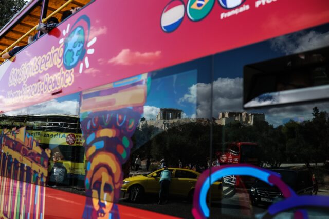 Πυρκαγιά σε τουριστικό λεωφορείο: Αποκαταστάθηκε η κυκλοφορία στο Χαϊδάρι