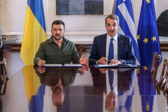 Τηλεφωνική επικοινωνία Μητσοτάκη – Ζελένσκι: «Η Ελλάδα θα συνεχίσει να στηρίζει την Ουκρανία»