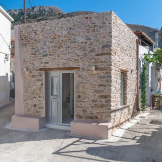 Δύο αποθήκες μετατράπηκαν σε tiny house σ’ ένα χωριό της Κρήτης